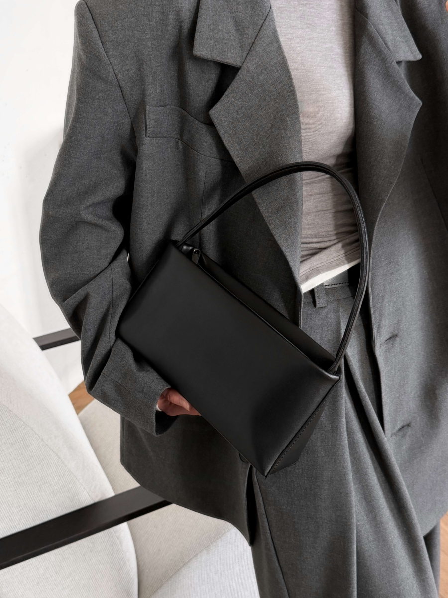 Мінімалістичний клатч-багет ДЖУДІ чорний LEMAN LM4874-1